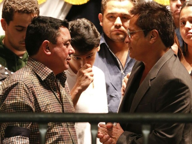 Leonardo com João Reis Araújo, pai de Cristiano Araújo, em velório do cantor em Goiânia (Foto: Evandro José/ EGO)