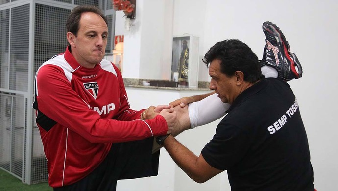Rogério Ceni alongamento Haroldo Lamounier (Foto: Site oficial do São Paulo FC)