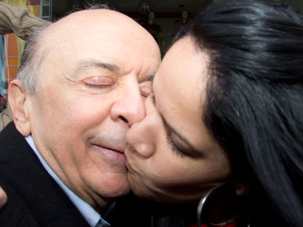 Serra recebe beijo de eleitora que pediu para tirar foto (Foto: Paulo Liebert/Agência Estado)