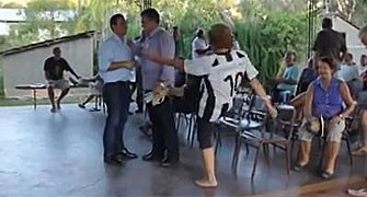 Prefeito de cidade do RJ leva chineladas e chutes de idosa com a camisa do Bota (reprodução)