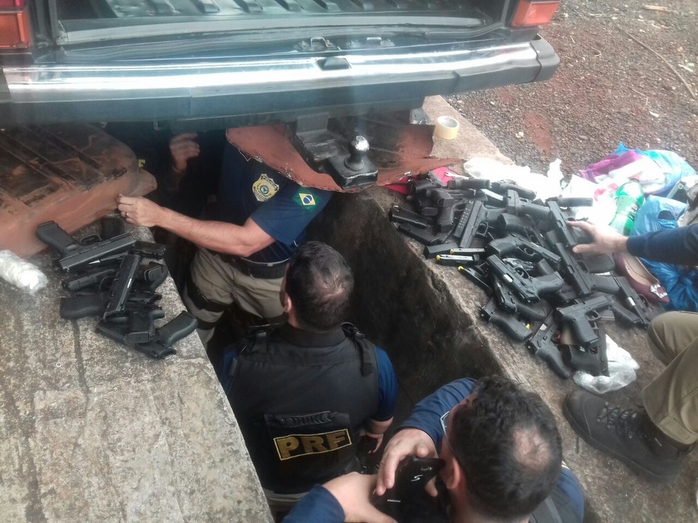 Armas estavam escondidas em um fundo falso no assoalho do carro abordado pelos agentes (Foto: PRF/Divulga&ccedil;&atilde;o)
