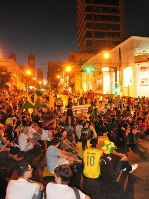 Como último ato, manifestantes sentaram-se no asfalto entre duas das principais avenidas de Cuiabá. (Foto: Renê Dióz / G1)