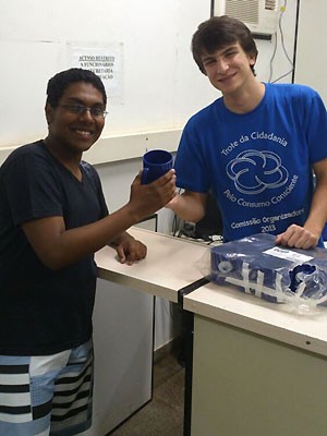 Guilherme Batistuti distribuem canecas de plástico para calouros da Unicamp (Foto: Diogo Furlan/ Arquivo Pessoal)