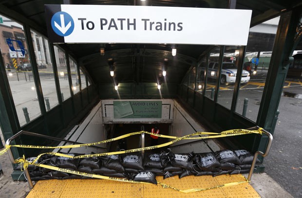Entrada de estação de trens é vedada com sacos de areia para tentar impedir alagamentos nesta segunda-feira (29) em Hoboken, no estado americano de Nova Jersey (Foto: AP)