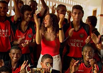 Daniela Mercury festeja com os jogadores do Vitória (Foto: Reprodução / TV Bahia)