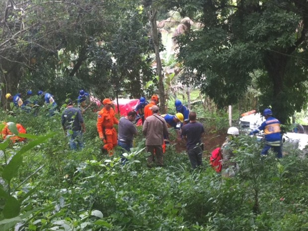 Equipes recomeçam buscas por corpo de engenheira desaparecida (Foto: Rodrigo Vianna/G1)