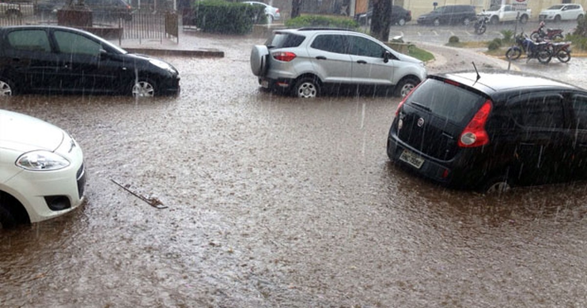 Chuva de granizo atinge postes e encobre carros em Guaxupé, MG - Globo.com