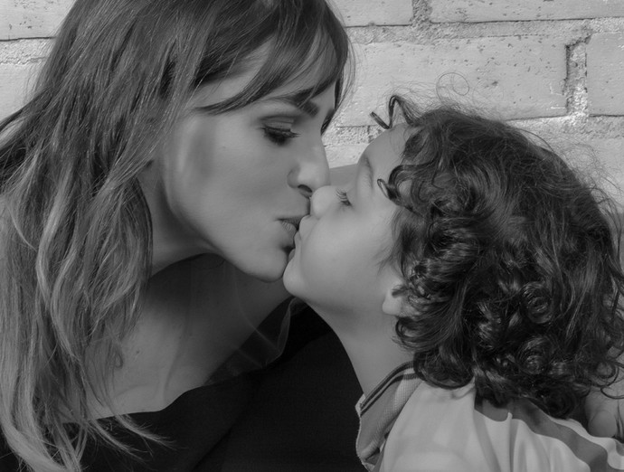 Muito amor! Larissa dá selinho no filho Valentim (Foto: Rafael Iebra / Mayara Carvalho)