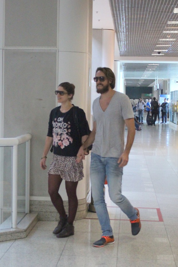 Priscila Fantin e marido no aeroporto (Foto: Fabio Moreno/Photo RioNews)