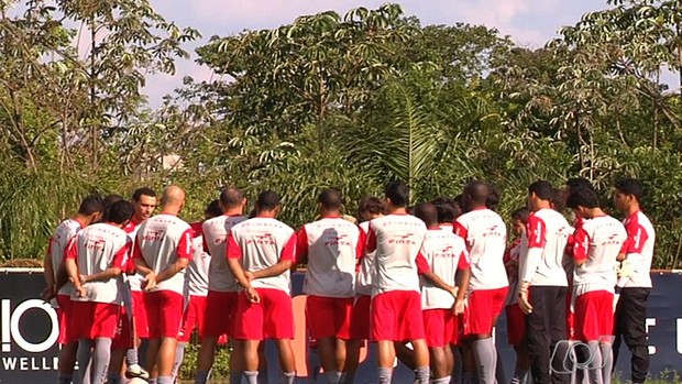 Jogadores do Vila Nova se cobram antes de treino (Foto: Reprodução/TV Anhanguera)