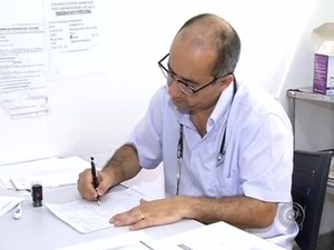 Médico atesta dengue agora apenas com exame clínico (Foto: Reprodução/ TV TEM)