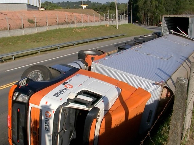 Caminhão com macarrão instantâneo tombou na Raposo Tavares em São Roque (Foto: Reprodução/TV TEM)