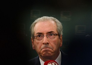 O deputado afastado Eduardo Cunha (PMDB-RJ) conversa com jornalistas (Foto: Antônio Cruz/Agência Brasil)