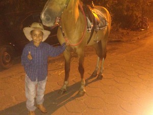 Kaio gosta de usar botas e camisa xadrez (Foto: Deise Eurides/Arquivo Pessoal)