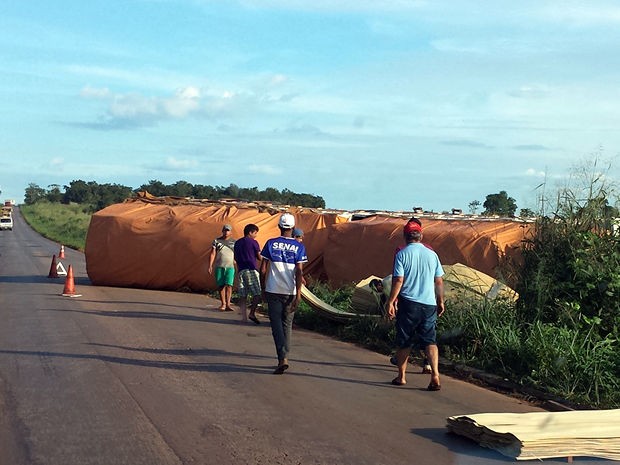 Carreta saiu da pista e tombou na manhã desta terça-feira (6) em Mato Grosso. (Foto: Sirlei Nascimento dos Santos/Arquivo pessoal)