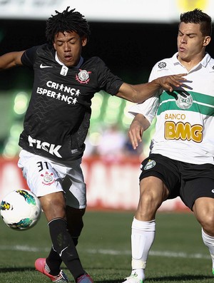 Romarinho, do Corinthians, em lance com Ayrton do Coritiba (Foto: Geraldo Bubniak / Agência Estado)