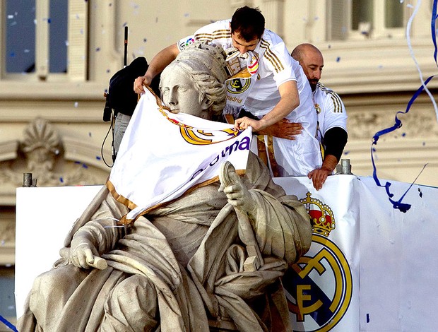 Casillas coloca camisa em estátua na festa do Real Madrid (Foto: EFE)