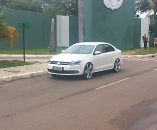 Carro de membro do grupo criminoso apreendido pela Polícia Civil (Foto: Isabella Formiga)