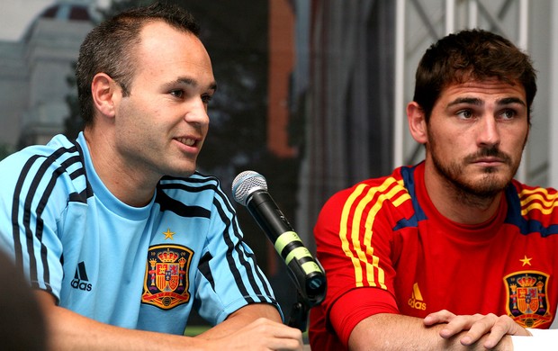 Iniesta na coletiva da Espanha (Foto: EFE)