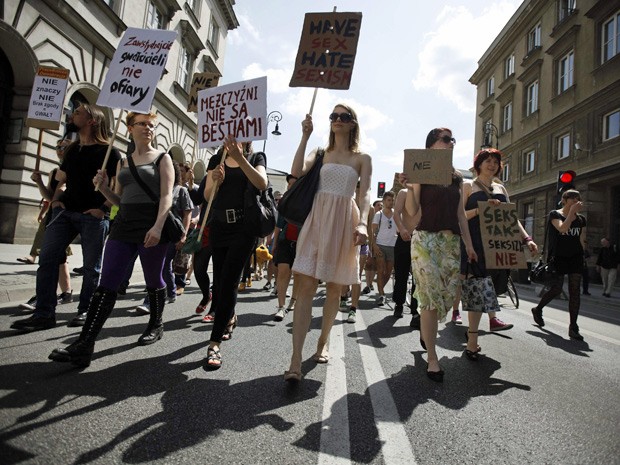 Pessoas carregam cartazes durante a 'Marcha das vadias'. Manifestantes protestam contra a desigualdade sexual (Foto: Kacper Pempel/Reuters)