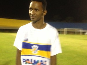 Lúcio Bala é apresentado como reforço do Palmas no estádio Nilton Santos (Foto: Vilma Nascimento/ GloboEsporte.com)