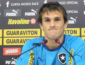 Lucas na coletiva do Botafogo (Foto: Fred Huber / Globoesporte.com)