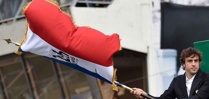 Fernando Alonso agitou a bandeira da França, que dá a largada para as 24 Horas de Le Mans (Foto: Divulgação)