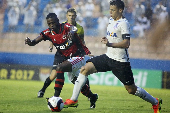 Vinicius Junior encara a marcação corintiana no último jogo do Fla na Copinha (Foto: Staff Images/Flamengo)