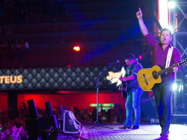 Domingo (24) - Público não parou de cantar um minuto os sucessos da dupla sertaneje (Foto: Érico Andrade/G1) Domingo (24) - Público não parou de cantar um minuto os sucessos da dupla sertaneje (Foto: Érico Andrade/G1)
