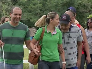 Grupo visitou o centro de terapia com animais de Agudos (Foto: Reprodução / TV TEM)