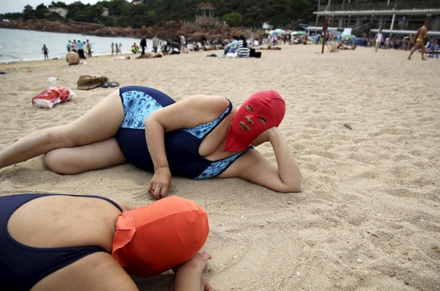 Muitas chinesas usam a peça para não ficarem com o rosto bronzeado (Foto: Reuters)