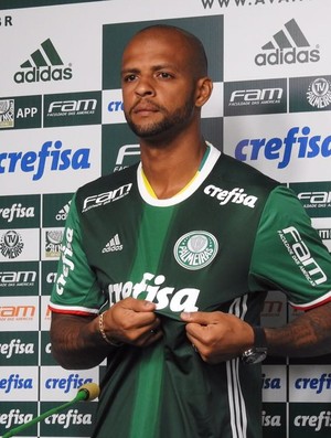 Felipe Melo veste a camisa do Palmeiras (Foto: Felipe Zito)
