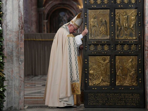 Papa Francisco fecha a porta, o que simboliza o encerramento do ano da Misericórdia, na Basílica de São Pedro, no Vaticano, no domingo (20)  (Foto: Tiziana Fabi/ Reuters)