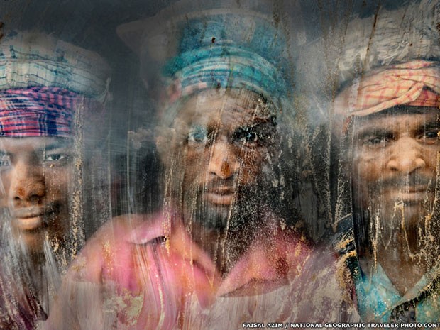 2) Faisal Azim, de Chittagong, em Bangladesh, ficou em segundo com seu registro de três homens que trabalham na exploração de cascalho olhando através de uma janela suja de areia e poeira em seu local de trabalho.   (Foto: Faisal Azim/National Geographic Traveler Photo Contest)