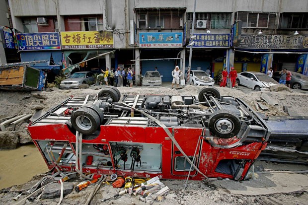 Caminhões de bombeiros foram revirados com a explosão em Kaohsiung, Taiwan. Eles estavam no local atendendo a chamados que alertaram sobre o cheiro de vazamento de gás (Foto: Wally Santana/AP)