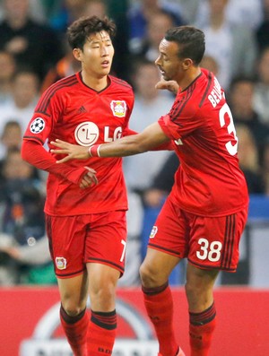 Heung-Min e Bellarabi, comemoram o segundo gol do bayer leverkusen contra o Copenhagen (Foto: Agência AP)