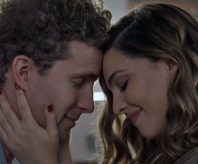 Vini diz para Cris que quer ter o filho com ela (Foto: TV Globo)