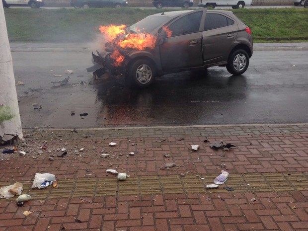 G1 Carro pilotado por criminosos bate em poste e pega fogo após