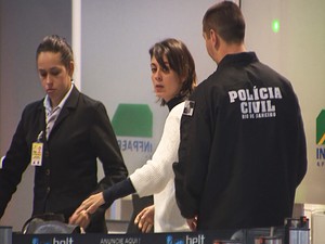 Após ser presa no RS, Sininho embarcou para o Rio de Janeiro na tarde de sábado (Foto: Reprodução/RBS TV) Após ser presa no RS, Sininho embarcou para o Rio de Janeiro na tarde de sábado (Foto: Reprodução/RBS TV)