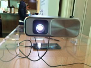 Projetor Reproduz Fotos E Videos De Smartphones Em Paredes Ces 2016 Consumer Eletronics Show G1