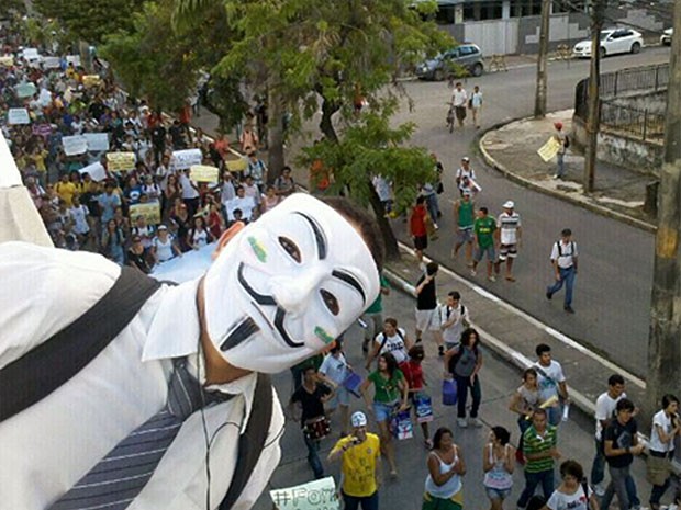 Com máscara do Anonymous, manifestante acompanha passeata no Recife (Foto: Alexandre Morais / G1)