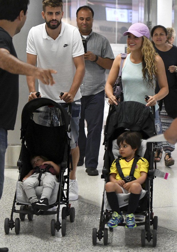 Shakira e Gerard Piqué com filhos (Foto: The Grosby Group)