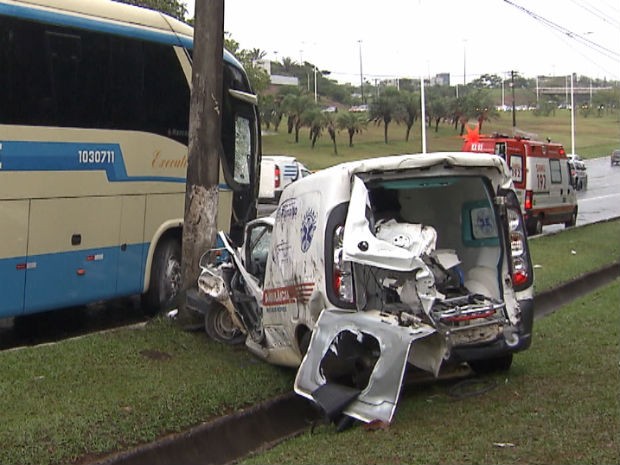 Batida entre ambulância e ônibus na Avenida Paralela, sentido Aeroporto, deixa três pessoas feridas em Salvador, segundo Transalvador (Foto: Imagens/TV Bahia)