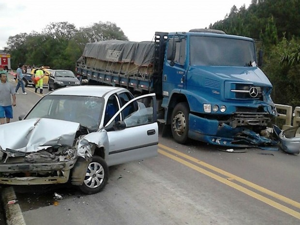 Depois de bater em Pálio, caminhão colidiu contra Corsa  (Foto: Lucimara Nascimento/Divulgação)