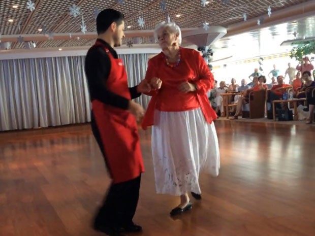 Lee Wachtstetter, conhecida como Mamma Lee, em uma apresentação de dança do cruzeiro onde mora há 7 anos (Foto: Reprodução/Youtube/sam h)