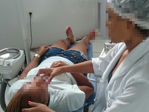 Mulher foi flagrada exercendo profissão de dentista irregularmente (Foto: Divulgação / Conselho Regional de Odontologia da Bahia)