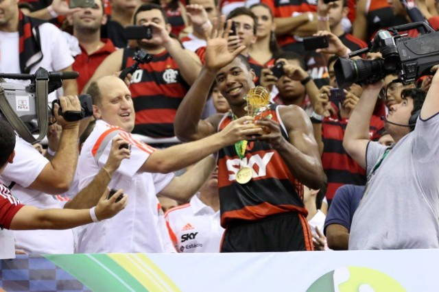 Meyinsse recebe o troféu de MVP (Foto: Luiz Pires/NBB) Meyinsse recebe o troféu de MVP (Foto: Luiz Pires/NBB)