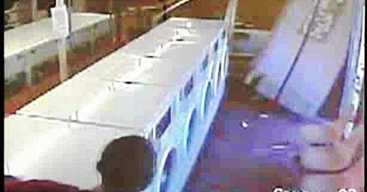 G1 - Carro invade lavanderia e assusta cliente que usava máquina