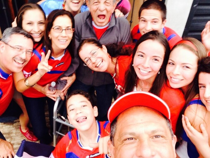 Luis Guillermo Solís ao lado dos parentes e amigos da Costa Rica (Foto: Reprodução/Twitter)
