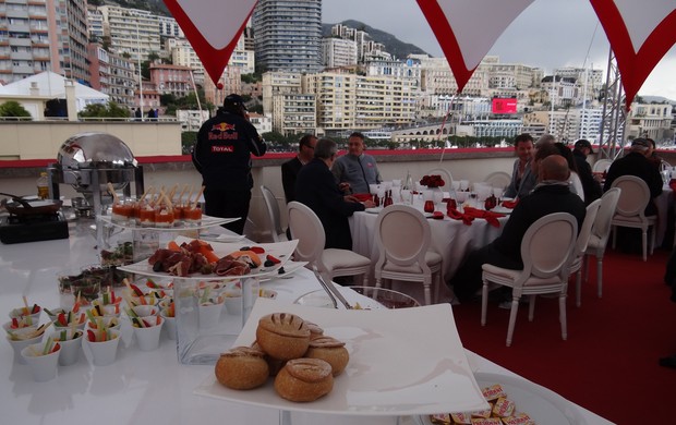 Camarotes montados nos terraços contam com buffet digno de bons restaurantes europeus (Foto: Rodrigo França)